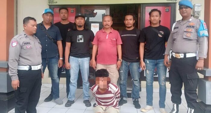 📷 Pelaku (duduk) di Mapolsek Padangbai saat diserahkan ke tim Puma Polres Dompu. (balifactualnews.com).