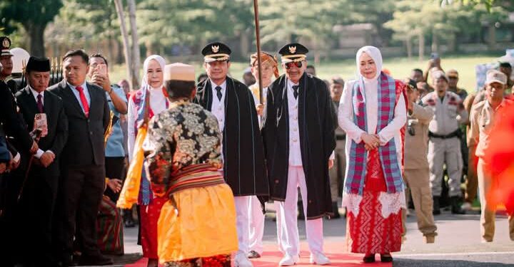 📷 Bambang dan Syirajuddin disambut dengan tradisi Nggahi Maka sebelum memasuki Pendopo. (Ayib).