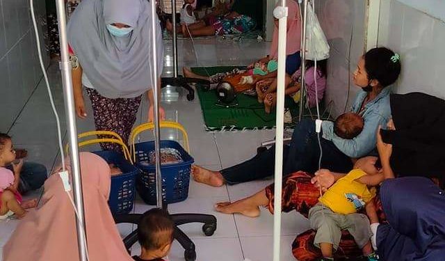 Memprihatinkan, suasana pasien anak-anak dan balita bersama orang tuanya di zal anak RSUD Dompu. Mereka lebih memilih tidur di lantai diluar ruangan opname ketimbang di dalam ruangan karena alasannya panas dan pengap. (foto : facebook Mas Dian).