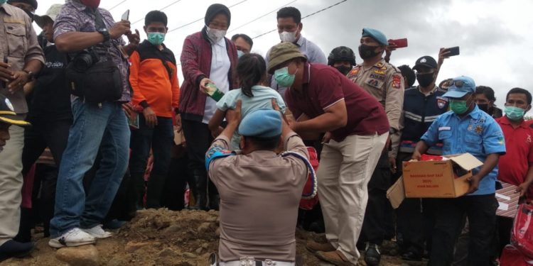 Mensos menyapa dan mendengarkan keluhan warga Desa Naru, Kecamatan Woha - Bima saat kunjungan kerja Senin, 5 April 2021. (foto : Jun).