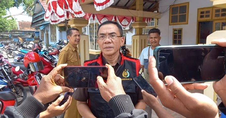 📷 Koordinator tim satuan khusus pemberantasan korupsi Kejati NTB Burhanuddin saat memberikan keterangan pers di kantor Dikpora Dompu beberapa waktu yang lalu. (Ist).