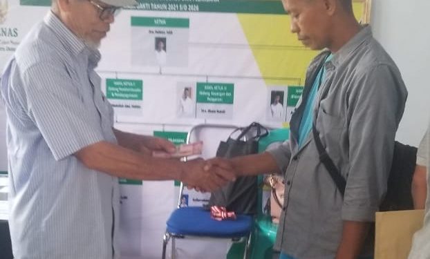 📷 Pengurus Baznas Dompu Abdullah Hakim serahkan bantuan kepada korban kebakaran. (Mf).