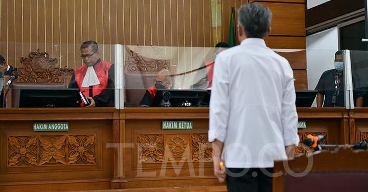 📷 Yang Mulia Hakim Djoe (depan, jubah hitam sebelah kiri) sedang memasuki meja persidangan. Ia adalah salah satu hakim yang akan menyidangkan perkara rangkaian pembunuhan Joshua. Dan mantan Karo Paminal Divisi Propam Polri, Brigjen Hendra Kurniawan (baju putih/berdiri) menjalani sidang Obstruction of Justice di Pengadilan Negara Jakarta Selatan. Rabu, 19 Oktober 2022. Hendra dan lima anggota Polisi lainnya didakwa merusak CCTV yang menghalangi proses penyidikan pada kasus pembunuhan Nofriansyah Yosua Hutabarat. (TEMPO).