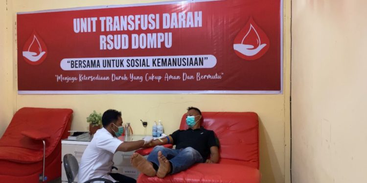 📷 M.Rangga Nurzamil, A.Md. Kes, sedang melakukan donor darah. (Fan).