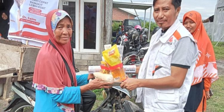 📷 Muhammad Tahir, S.T., ketika menyerahkan parcel dan vitamin. (Humas PKS Dompu).