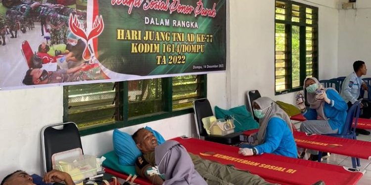 📷 TNI Kodim 1614/Dompu sedang diambil darahnya oleh petugas UTD. (Fan).