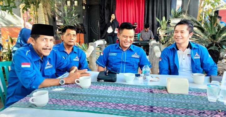 📷 Ngobrol cerdas Munawir Marantau (paling kanan) dengan IJU (samping kanan Munawir) di Laberka Cafe usai pembukan Rapimcab Demokrat. (my).