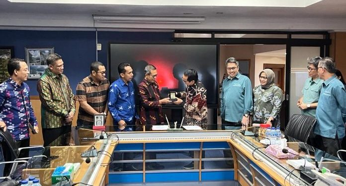 📷 Rektor Unhas (kanan) memberikan cendera mata kepada Wabup Dompu. (Prokopim).