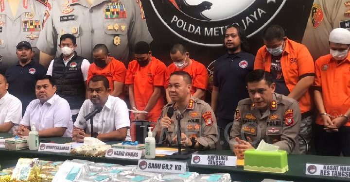 Polda Metro Jaya menyita 69,2 kilogram sabu-sabu dari bandar narkoba Alex Bonpis di Kampung Bahari, Jakarta Utara. (TEMPO).