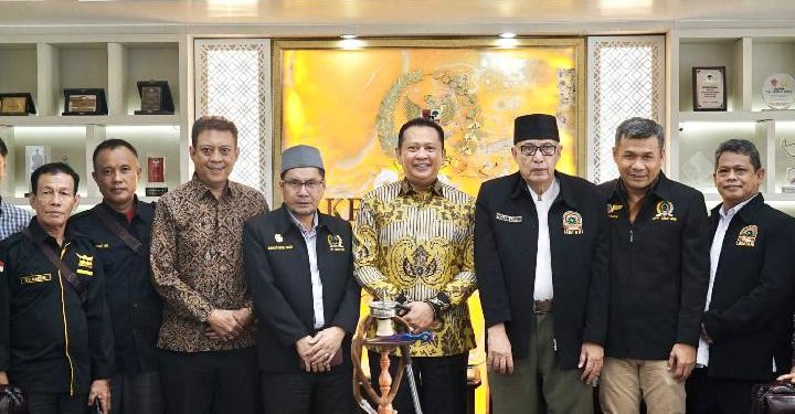 Ketua MPR RI Bambang Soesatyo berfoto bersama dengan DPP Lemtari, di Jakarta, Selasa (14/2/23). (TEMPO).