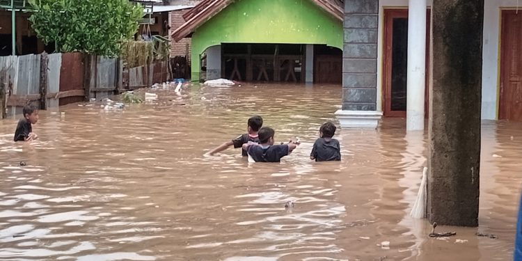 📷 Anak-anak  di Lingkungan Magenda menyelamatkan diri dari terjangan banjir hari ini. (my).