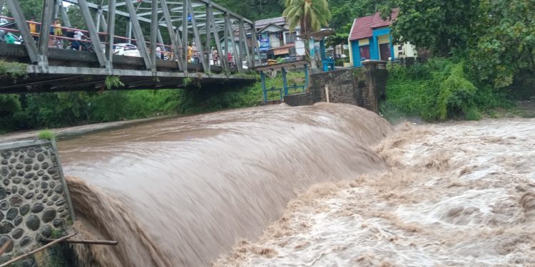 📷 Bendungan dan daerah aliran sungai Laju di Kecamatan Dompu tidak mampu menampung besarnya banjir, akibatnya air meluap dan menerjang perumahan warga. (my).