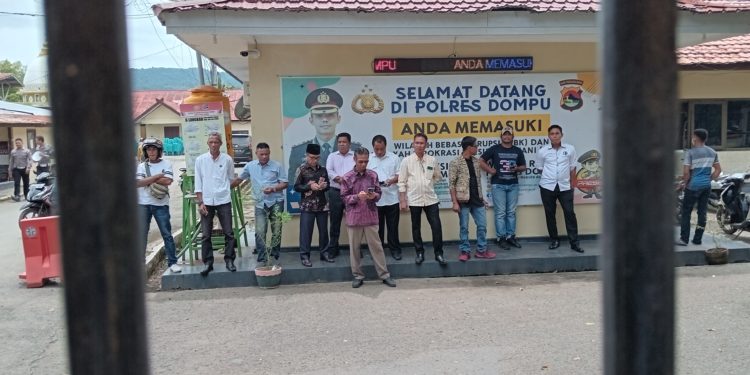 📷 Enam anggota DPRD Dompu setia menemani demonstran dan menunggu pernyataan Kapolres. (my).