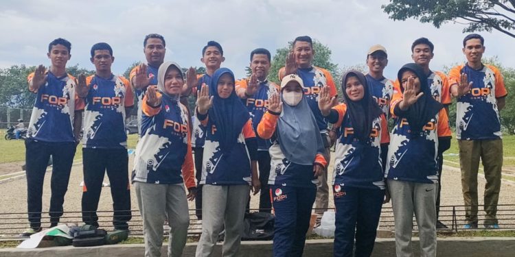 📷 Ketua dan Sekretaris FOPI Dompu M. Iksan Macora, S.H., M.Kn - Nanang Kurniawan, S.Pt (belakang/tengah) bersama para atlet usai latihan di GOR Dompu. (Dudin).