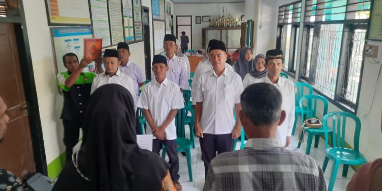 📷 Ketua PPS Kelurahan Karijawa (Jilbab hitam/batik coklat) melantik petugas Pantarlih, Ahad, 12 Februari 2023. (my).