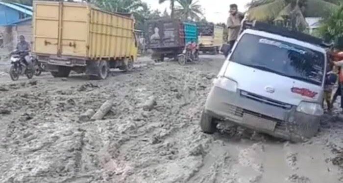 📷 Rakyat di Sumatera Utara harus berjibaku melewati kondisi jalan yang rusak parah. Foto tersebut menunjukan salah satu kondisi ruas jalan yang susah dilewati kendaraan. (Asyari Usman).