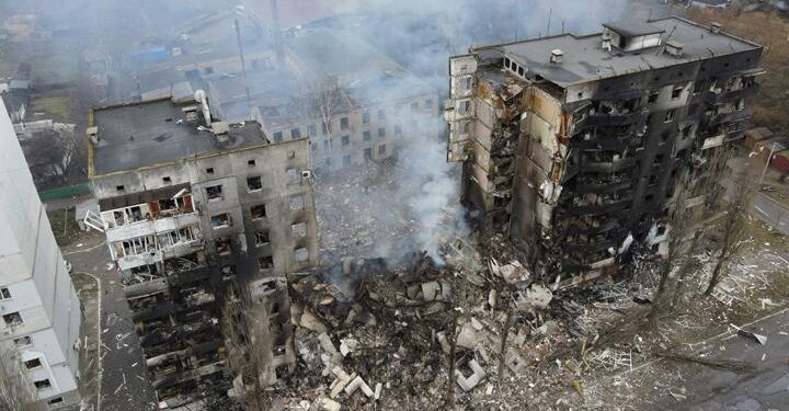 Foto udara yang menunjukkan bangunan apartemen yang hancur akibat serangan Rusia di Borodyanka, Ukraina, 3 Maret 2022. Sejak meluncurkan operasi militer pada 24 Februari 2022, Rusia telah memborbardir sejumlah kota di Ukraina. (Tempo/REUTERS).