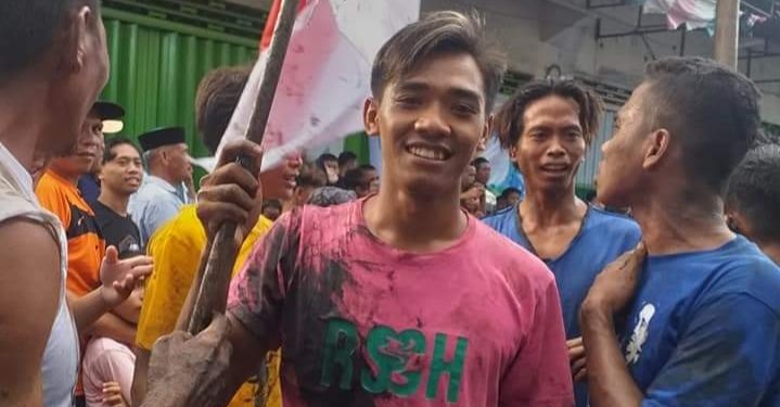 📷 Soriwono menang banyak. Tim RT. 08 Kelurahan Potu menjuarai lomba panjat pinang. (Ori).