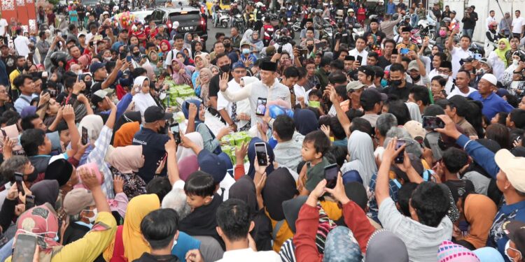 📷 AHY disambut ribuan warga Sumedang, mereka antusias menerima kedatangan tokoh politik muda yang mengusung perubahan dan perbaikan Indonesia. (Humas Demokrat).
