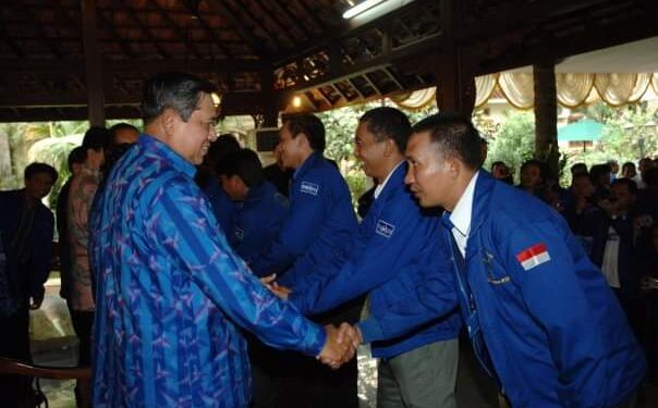 📷 Iksan Macora menyalami mantan Presiden SBY saat acara pengkaderan tanggal 27 September tahun 2009. (Im).