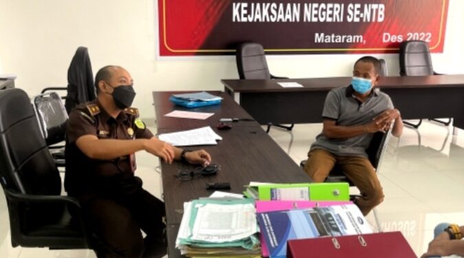 📷 Screenshot : Mantan ketua KONI Dompu (kanan) dan penyidik di salah satu ruangan Kejati NTB. (Siarpost.com).