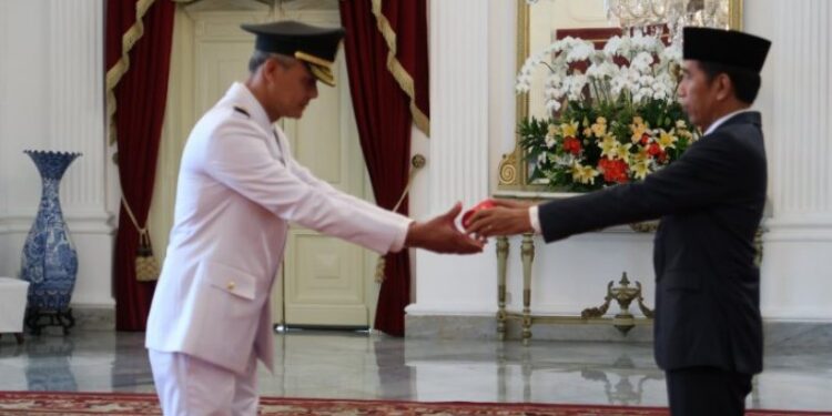 📷 Presiden Joko Widodo melantik Ganjar Pranowo sebagai Gubernur Jateng periode 2018-2023 di Istana Negara. (Antara).