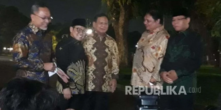 📷 Para ketum partai politik yang tergabung di koalisi pemerintahan Jokowi usai bertemu Presiden Joko Widodo (Jokowi) di Istana Kepresidenan Jakarta, Selasa, 2 Mei 2023 malam. (Republika).