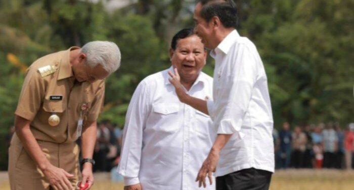 📷 Prabowo (tengah), Ganjar (jonglok), dan Jokowi. (Tribunnews).