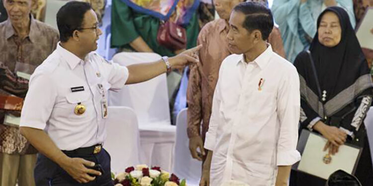 📷 Presiden Joko Widodo dan Gubernur DKI Jakarta Anies Baswedan (saat itu) berdialog dalam sebuah pertemuan. (Riaupos).