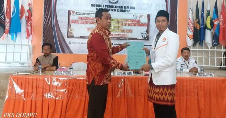 📷 Serah terima berita acara pendaftaran bakal calon legislatif Kabupaten Dompu antara ketua KPUD (kiri) dan ketua DPD PKS Dompu. (Humas PKS).