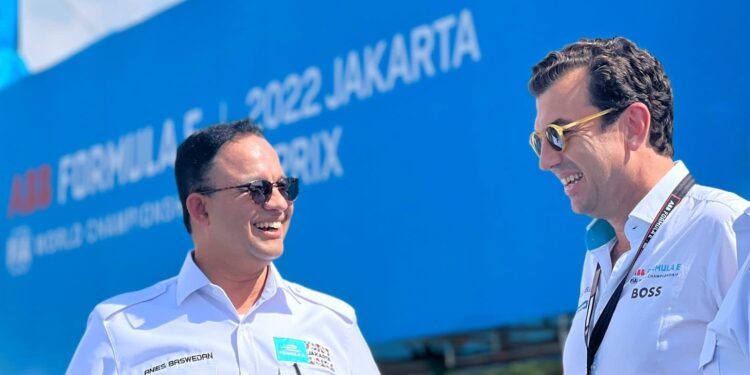 📷 Gubernur DKI Jakarta Anies Baswedan (saat itu) bersama Alberto Longo, Co Founder Formula-E, memeriksa track di Ancol. (Inilah.com).