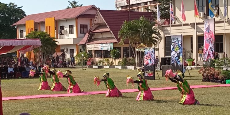 📷 Tari Nguri, adalah tarian pertama yang dipertunjukan oleh penari perempuan saat pembukaan MXGP Samota 2023 di kantor Bupati Sumbawa. (my).