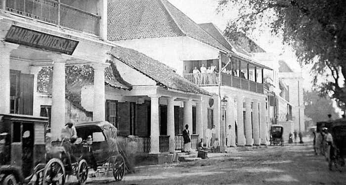 📷 Pemandangan jalan di Soerabaya 1880 - 1920. (Surabaya Tempo Dulu/Collectie Tropenmuseum).