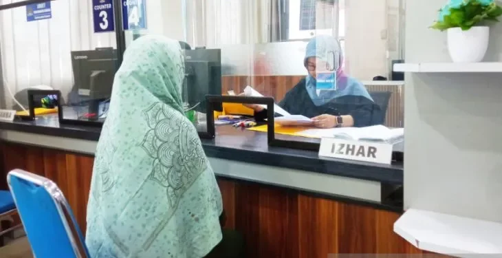 📷 Warga sedang mengurus dokumen keimigrasian di Kantor Imigrasi Kelas II TPI Lhokseumawe, Aceh. (Antaranews.com).