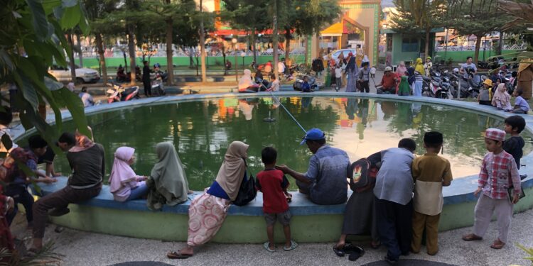 📷 Anak-anak usai belajar mengaji di Masjid Agung Baiturrahman, Kabupaten Dompu - NTB menikmati dengan ceria kegiatan mancing di kolam air mancur didalam halaman masjid, Senin (24/7). Perasaan riang gembira ketika mereka ikut mancing bersama bapak-bapak. (my).