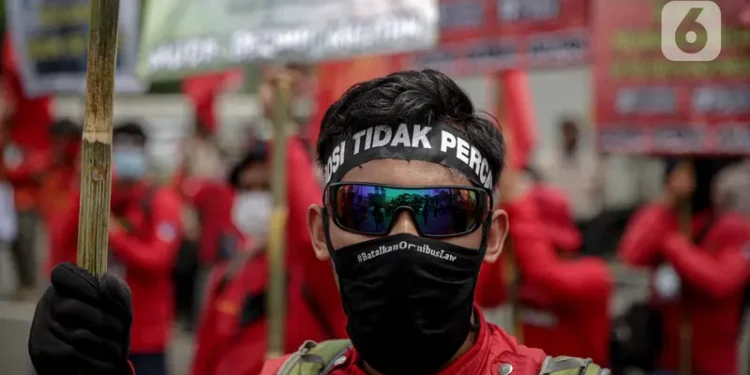 📷 Massa buruh menggelar unjuk rasa di depan Kompleks Gedung DPR/MPR, Jakarta, Selasa (17/11/2020). Buruh kembali menggelar aksi lanjutan menuntut pemerintah dan DPR untuk mencabut Omnibus Law Undang-Undang Cipta Kerja. (Liputan6.com).