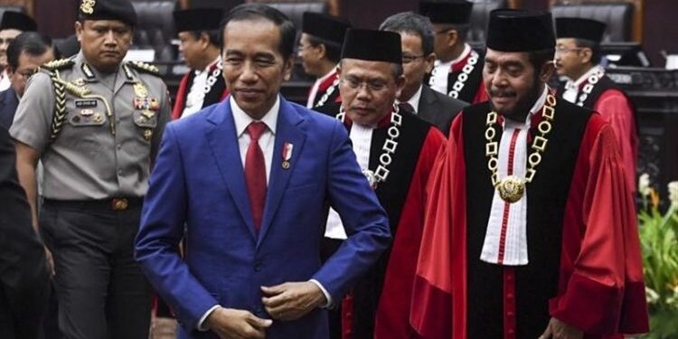 📷 Para Hakim MK bersama Presiden Jokowi dalam sebuah agenda. (Ist).