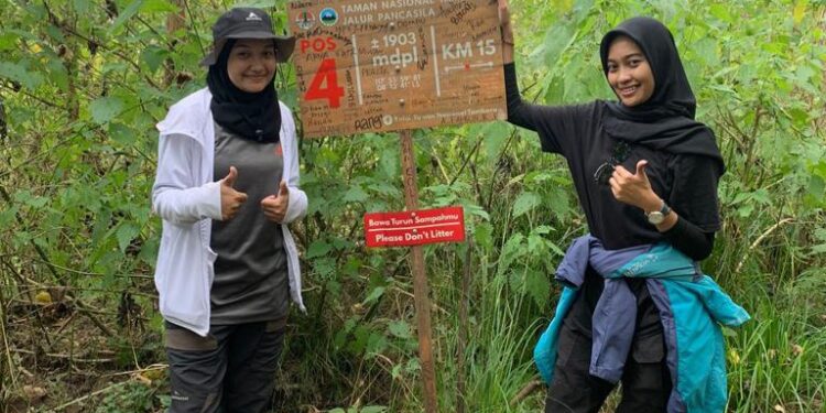 📷 Sukses menapaki puncak Tambora, menjadi biografi ekslusif bagi Bitha dan Nashira. (Bitha).