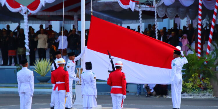 📷 Pasukan Pengibar Bendera (Paskibra) Kabupaten Dompu berhasil menjalankan tugas menurunkan bendera pada upacara penurunan bendera merah putih, peringatan HUT Kemerdekaan RI ke-78 tahun ini. (Ayib).