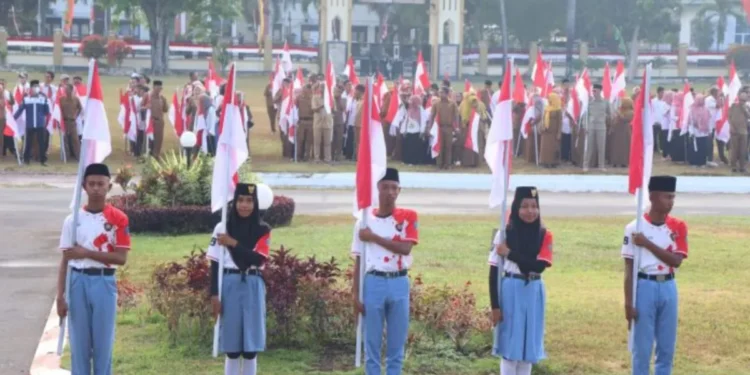 📷 Apel pemasangan 10 juta bendera merah putih dalam rangka peringatan HUT Kemerdekaan Republik Indonesia 2023 di halaman kantor bupati Dompu, Selasa (8/8). (Humas).