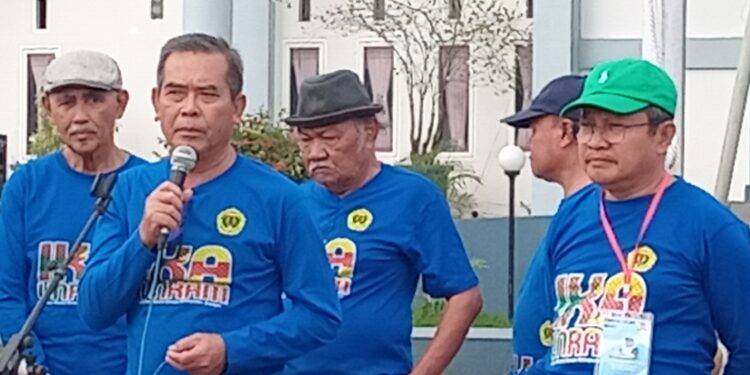 📷 Syahrul Parsan (kiri) didampingi ketua IKA Unram Dompu Gaziamansyuri (kanan/topi hijau) menyampaikan kata pengantar dan melepas jalan sehat IKA Unram Dompu tahun 2023. (My).