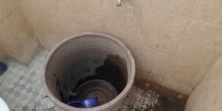 📷 Ember untuk mengisi air di salah satu WC terlihat kosong melongo karena tidak ada air. (my).