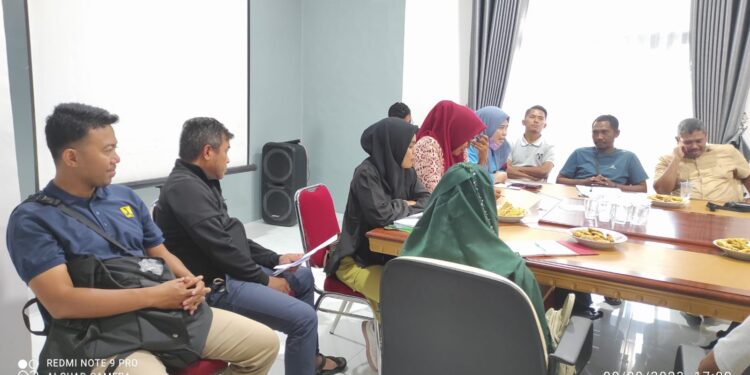 Rapat pemantapan panitia pelaksana jalan sehat IKA Unram Dompu di Aula kantor Bappeda Dompu, kemarin sore. (Gz).