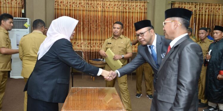 📷 Bupati Bima (kiri) menyalami Afifuddin usai tanda tangan berita acara pelantikan dan pengambilan sumpah jabatan. (Votiz).