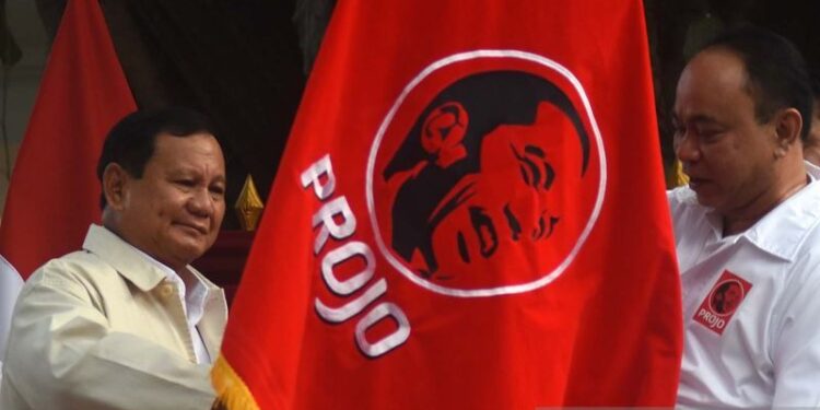 📷 Dukung Prabowo, ketua DPP Projo Budi Arie Setiadi (kanan) menyerahkan bendera relawan Projo kepada Ketua Umum Partai Gerindra Prabowo Subianto (kiri) pada acara deklarasi dukungan di kediaman Prabowo, Jalan Kertanegara, Jakarta, Sabtu, 14 Oktober 2023. (Antara news).