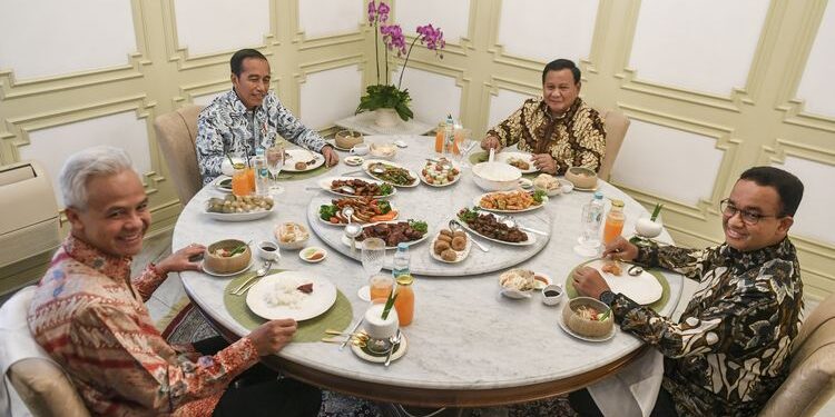 Presiden Joko Widodo (kedua kiri) bersama bakal calon presiden Prabowo Subianto (kedua kanan), Ganjar Pranowo (kiri) dan Anies Baswedan (kanan) makan siang bersama saat melakukan pertemuan di Istana Merdeka, Jakarta, Senin (30/10/2023). (Kompas.com).