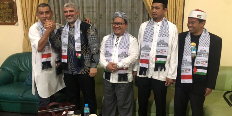 📷 Dr Ahed Abu al-Atta (kedua dari kiri) dan para tokoh Islam dan pendukung Palestina di kediaman aktivis pro-Palestina Sumut, Affan Lubis, di Medan, Sumut. (Au).