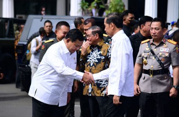 📷 Prabowo tunduk di depan Jokowi dalam suatu kesempatan. (Ist).