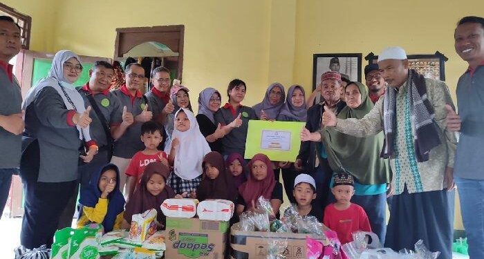 📷 Tim Mahkamah Agung Peduli secara simboli menyerahkan bantuan sembako dan 200 sak semen kepada Yayasan Panti Asuhan Nurul Hidayah, Desa Bonder, Lombok Tengah - NTB. (Ns).