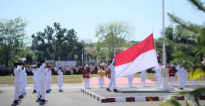 📷 Paskibra sedang menggerek naik bendera merah putih saat upacara HUT RI Ke-79 Kabupaten Dompu. (Prokopim).